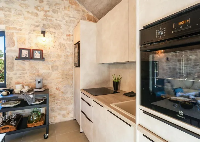 2 Bedroom Gorgeous In Gdinj